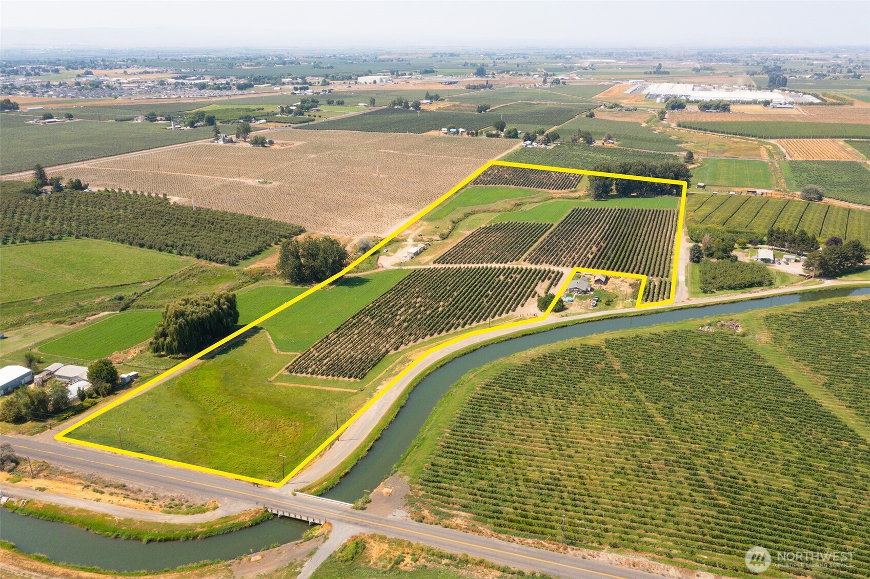 0 Olmstead Road Grandview, WA 98930 - Photo 13 of 31 an aerial view of a swimming pool with a lake view