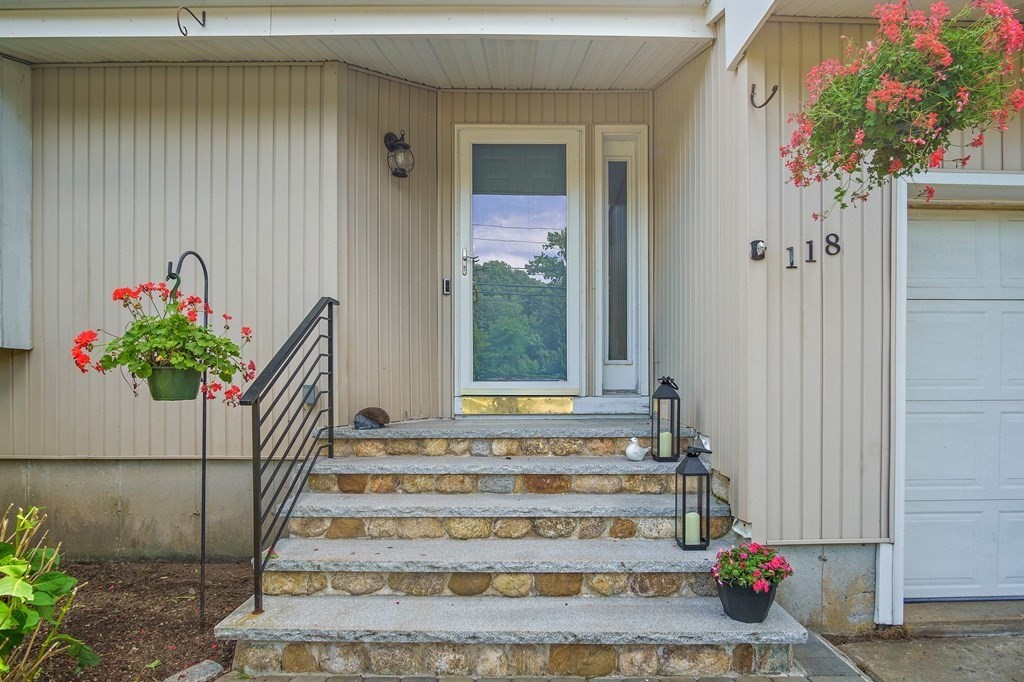 118 Beach Road Salisbury, MA 01952 - Photo 4 of 29 a view of entryway with a flower pot