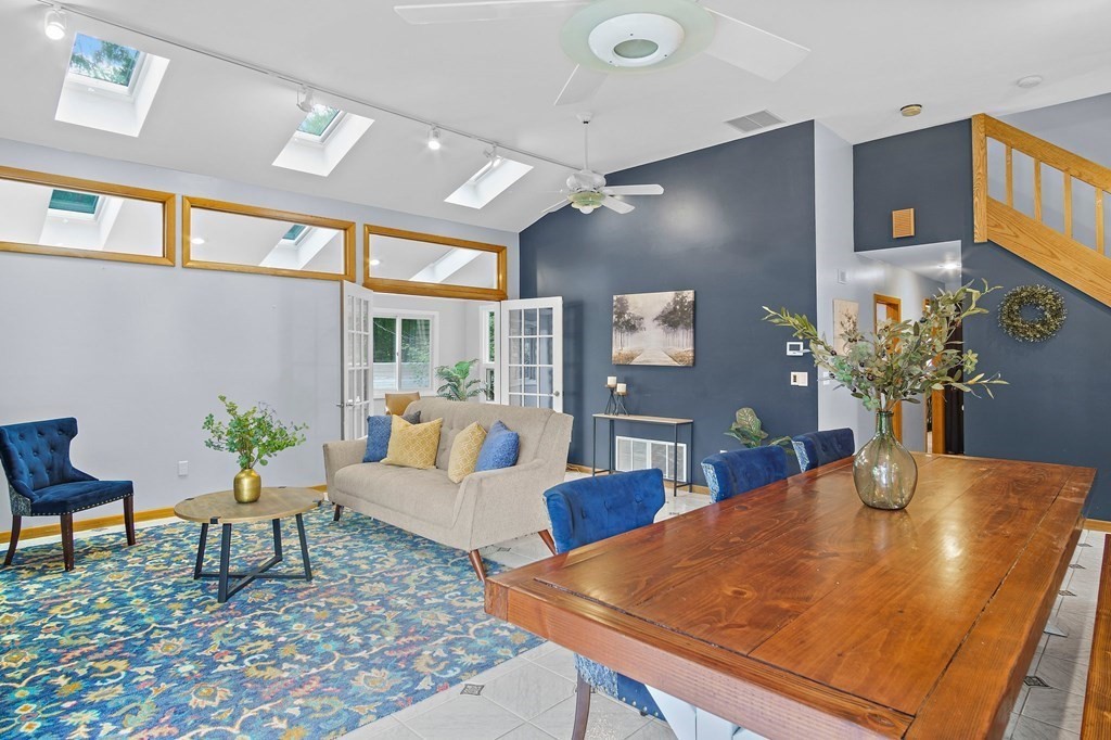 118 Beach Road Salisbury, MA 01952 - Photo 8 of 29 a living room with furniture