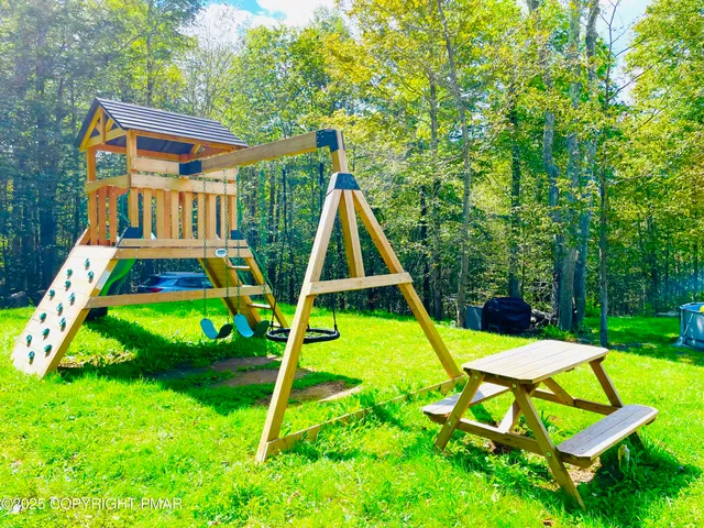 $2,600 | 157 Main Street, Gouldsboro, PA 18424