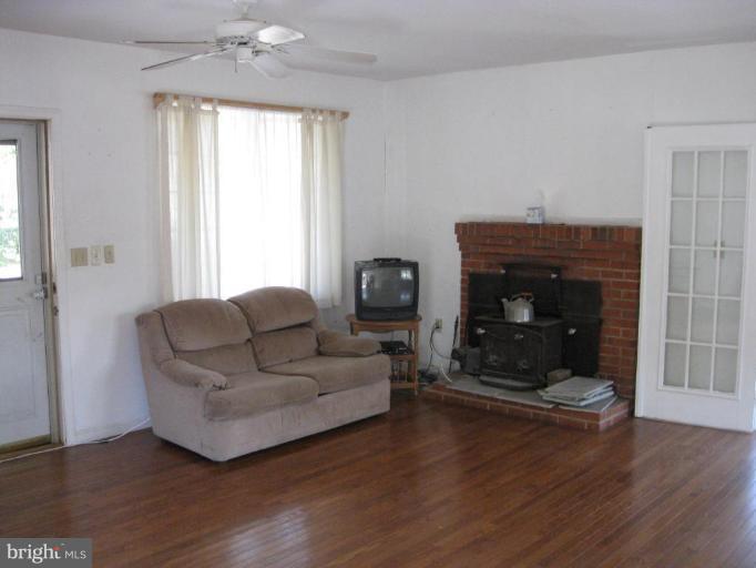 427 Venton Road Edgewater, MD 21037 - Photo 16 of 17 Living Room #2