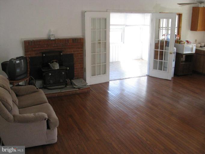 427 Venton Road Edgewater, MD 21037 - Photo 3 of 17 Living Room
