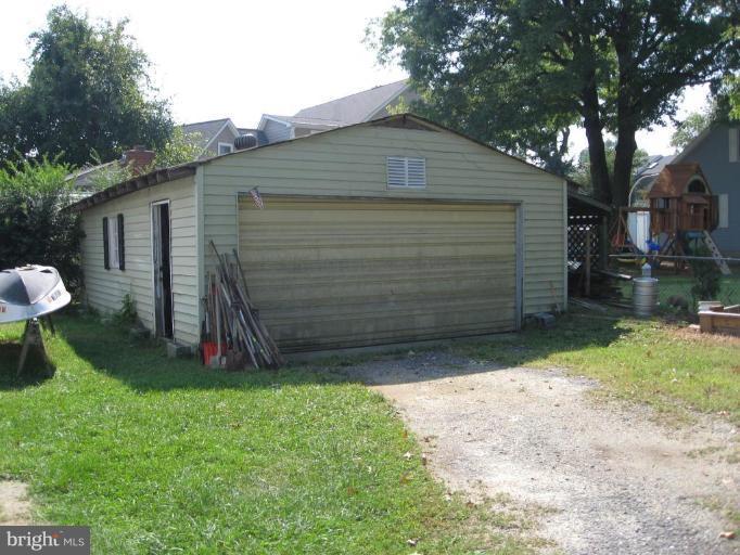 427 Venton Road Edgewater, MD 21037 - Photo 4 of 17 Garage 1