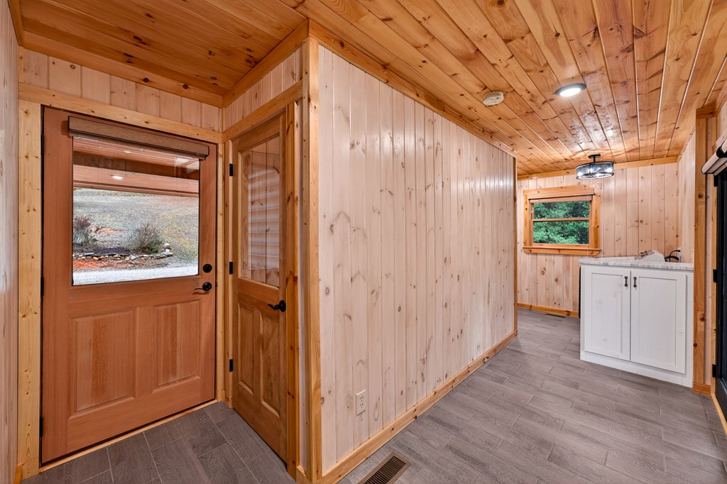 24 Earnest Alta Circle Blue Ridge, GA 30513 - Photo 17 of 38 mud room