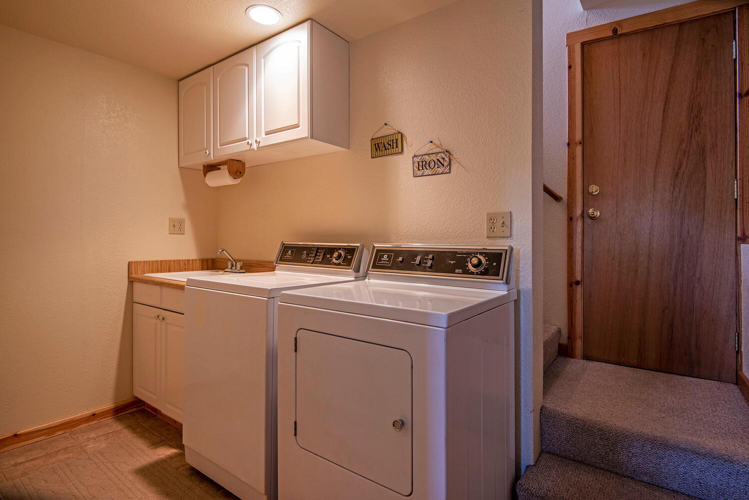 70700 Holmes Road Sisters, OR 97759 - Photo 29 of 53 Laundry Room & Hallway that leads to the 384 SF single car attached garage has a concrete floor sealed with gray epoxy.
