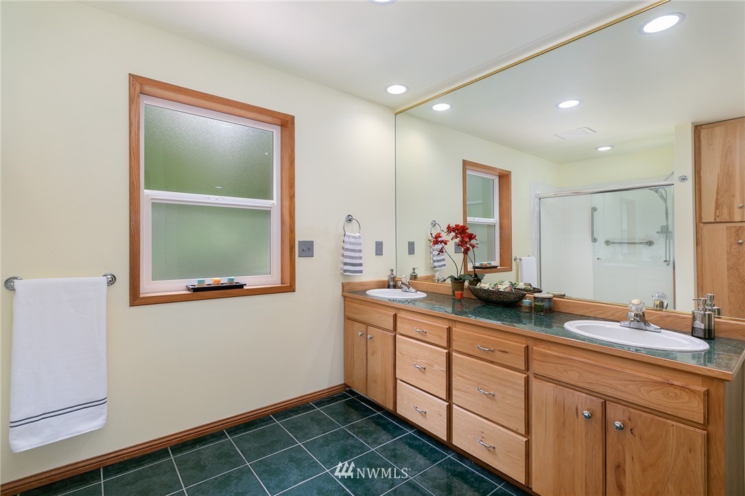 5096 Southwest Old Clifton Road Port Orchard, WA 98367 - Photo 17 of 21 Gallery Image 17