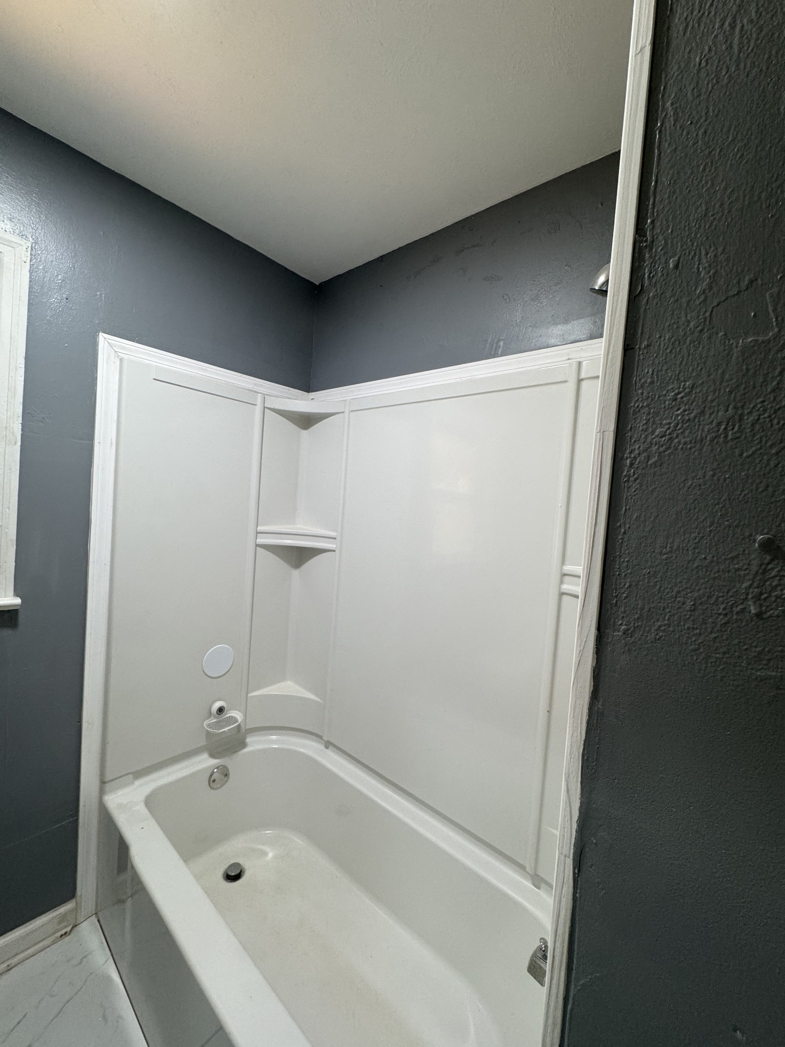 402 East Locust Street Princeton, KY 42445 - Photo 14 of 32 a bathroom with a bathtub
