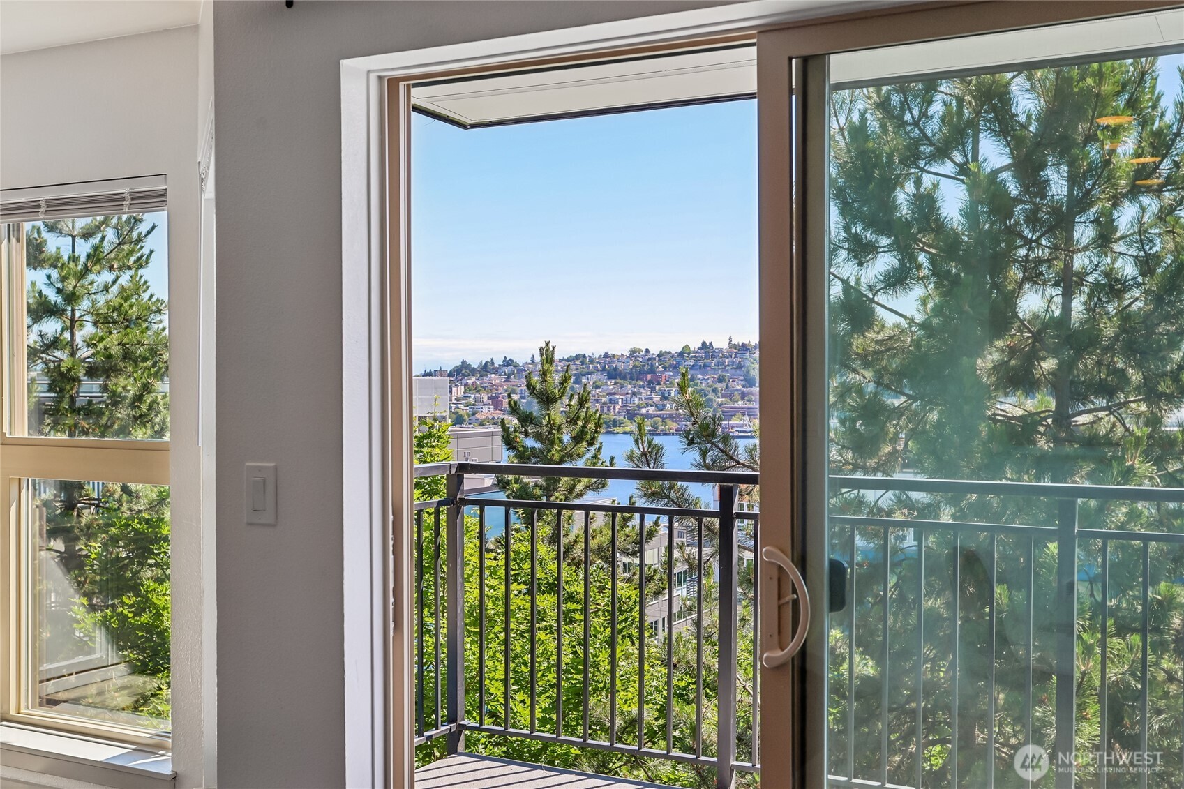 701 Galer Street, Unit 813 Seattle, WA 98109 - Photo 29 of 40