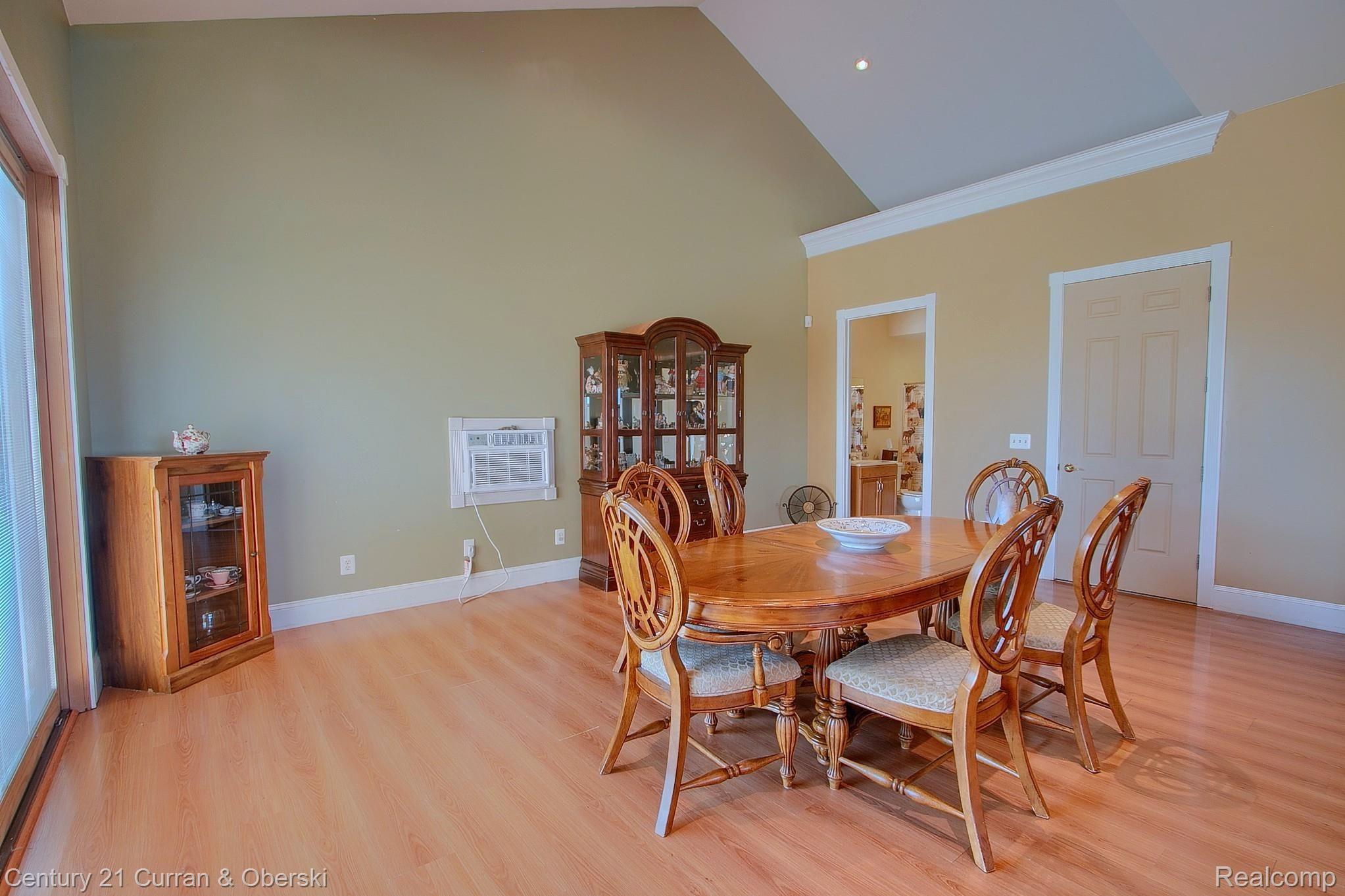 9801 Chinavare Road Newport, MI 48166 - Photo 21 of 58 21-Breakfast Nook 2nd View.jpg