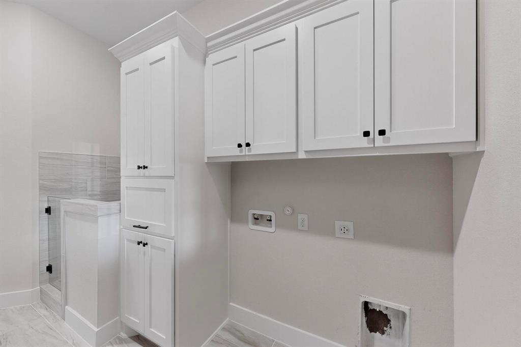 1161 Gonzollas Road Springtown, TX 76082 - Photo 35 of 40 a view of cabinets