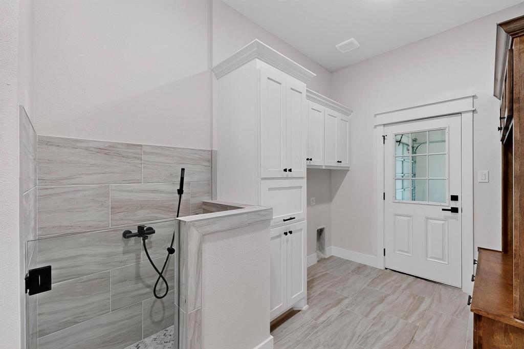 1161 Gonzollas Road Springtown, TX 76082 - Photo 36 of 40 a view of a walk in closet