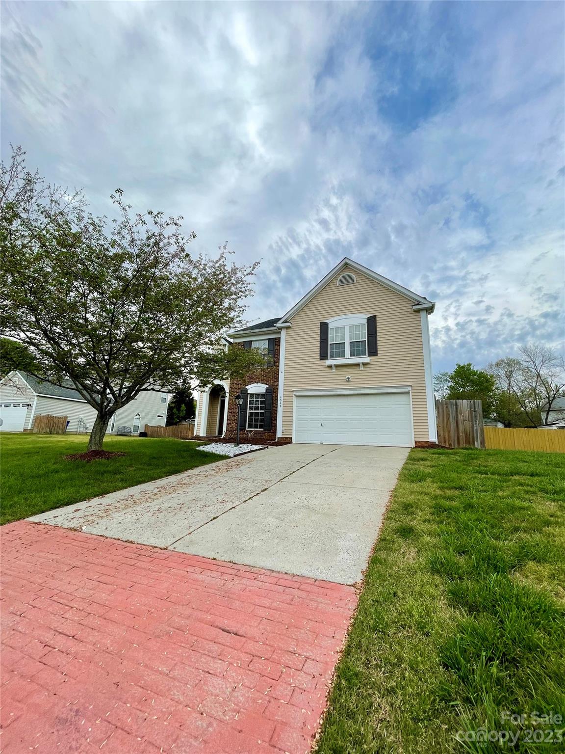 4045 Suttle Place Matthews, NC 28104 - Photo 4 of 42 a front view of house with yard and green space