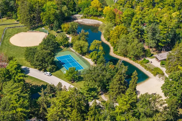 a view of a yard with a fountain