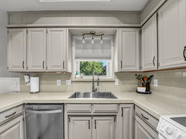 $365,000 | 6103 Prospect Hill Drive, Granbury, TX 76049