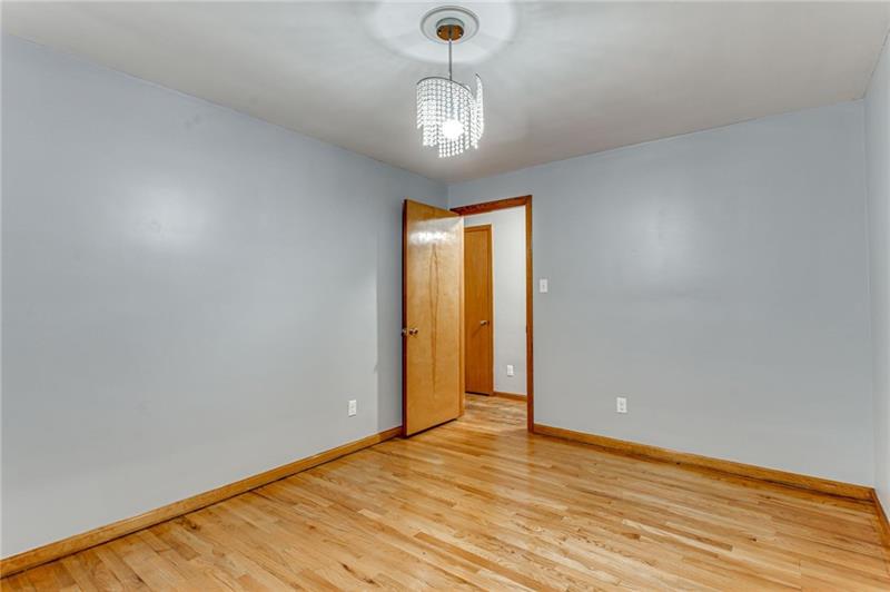2290 Rose Garden Road Pittsburgh, PA 15220 - Photo 13 of 24 Gallery Image 13