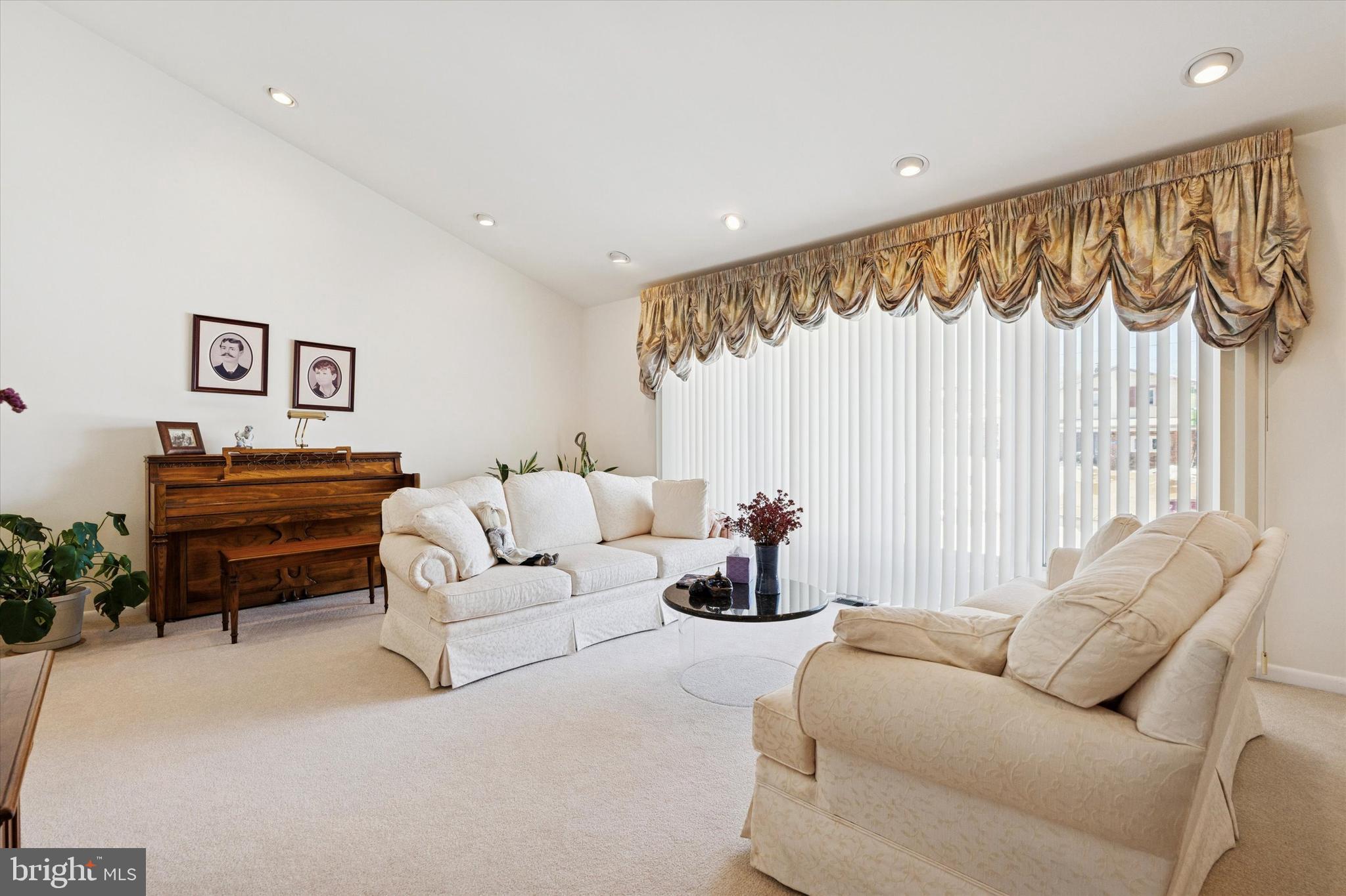 9204 Burbank Road Philadelphia, PA 19115 - Photo 4 of 42