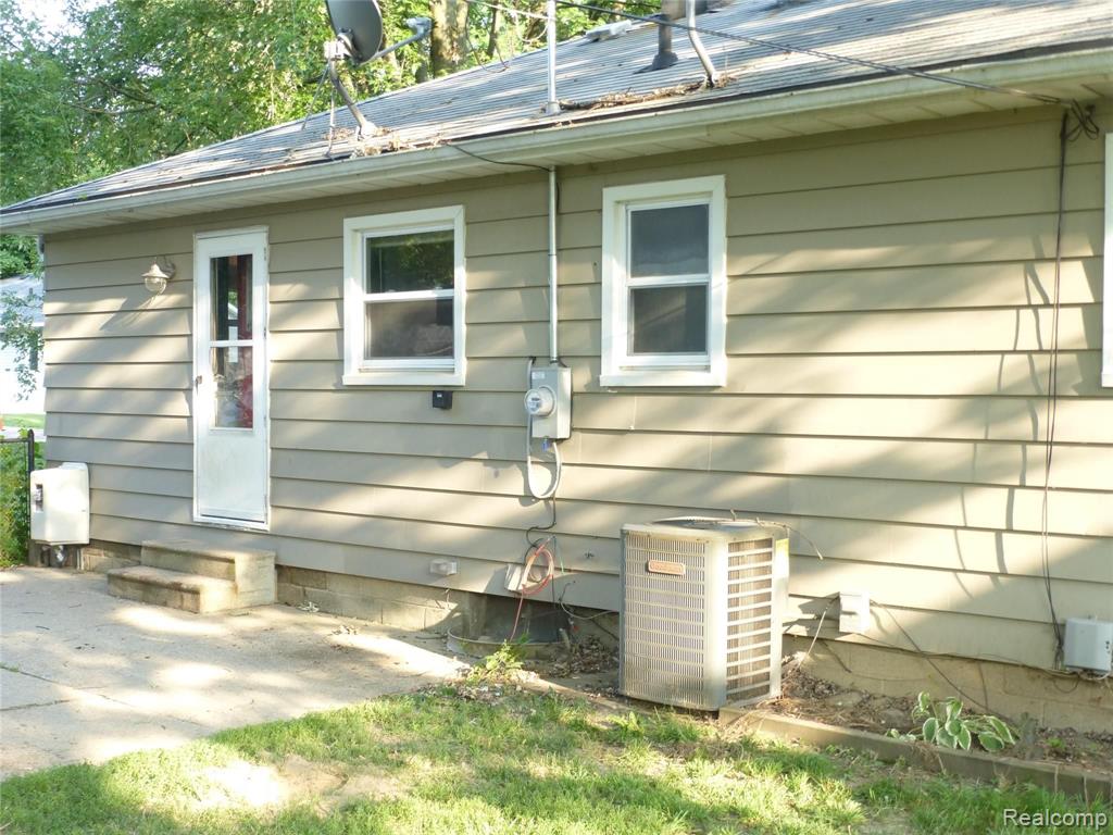 3460 Watkins Lake Road Waterford, MI 48328 - Photo 25 of 27