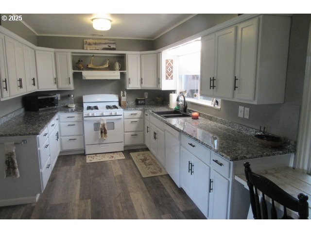 438 East 4th Avenue Riddle, OR 97469 - Photo 3 of 27