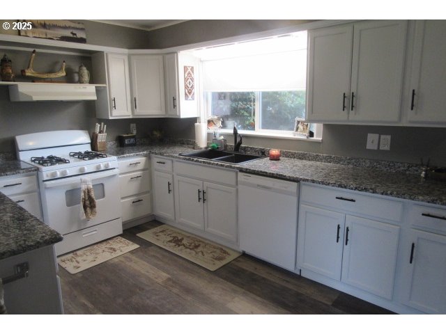 438 East 4th Avenue Riddle, OR 97469 - Photo 4 of 27