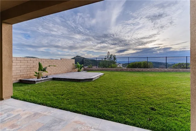 a view of a backyard