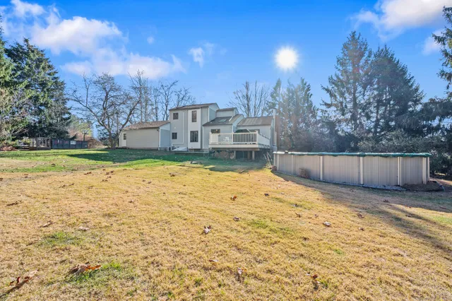 a view of a yard with a house