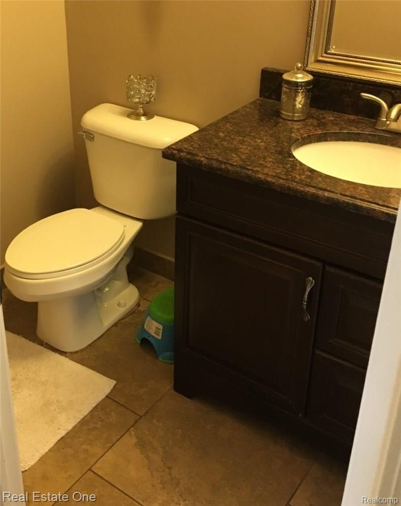 1836 Jason Circle Rochester, MI 48306 - Photo 25 of 45 1st Floor Powder Room