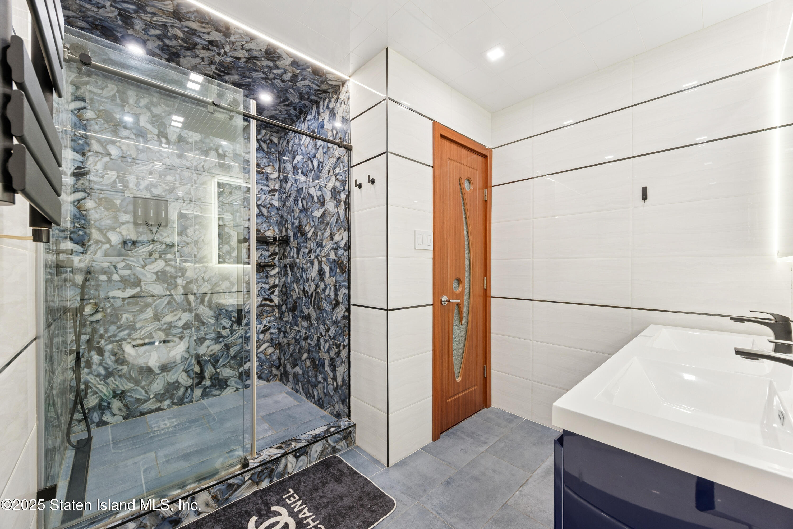 192 Ilyssa Way Staten Island, NY 10312 - Photo 19 of 25 a bathroom with a shower