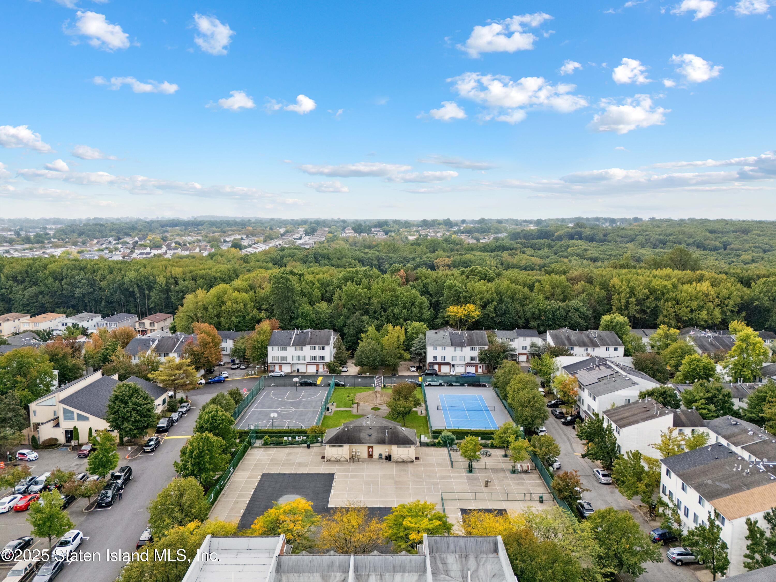 192 Ilyssa Way Staten Island, NY 10312 - Photo 24 of 25 a view of a city