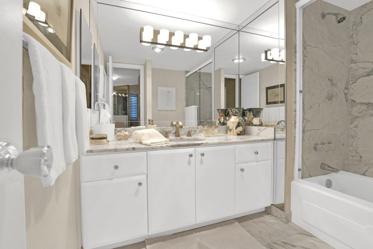 550 South Ocean Boulevard, Unit 201 Boca Raton, FL 33432 - Photo 19 of 45 Guest bathroom