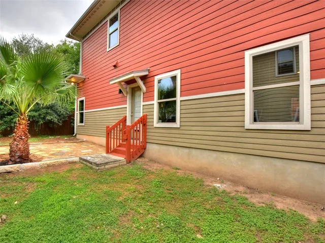 a view of a house with backyard and porch