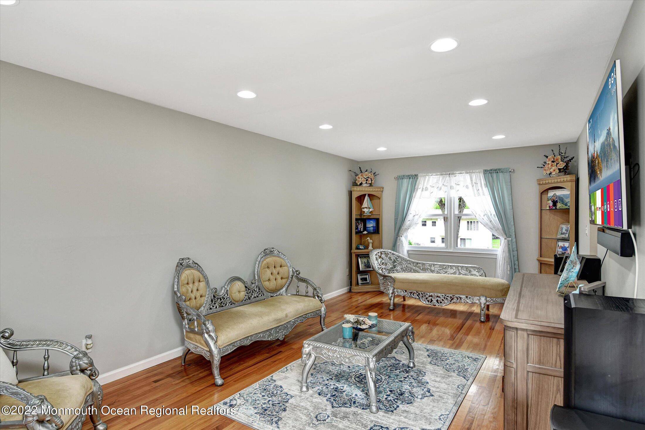 31 Union Street Matawan, NJ 07747 - Photo 4 of 30 04-Living Room
