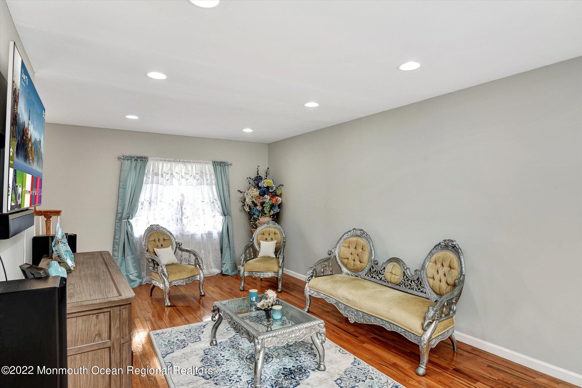 31 Union Street Matawan, NJ 07747 - Photo 5 of 30 05-Living Room