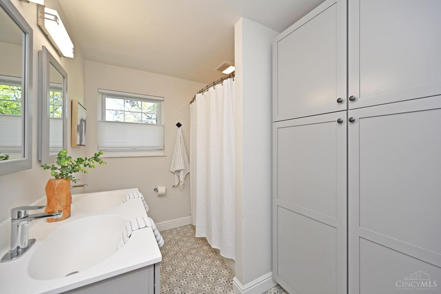 7083 Paddison Road Cincinnati, OH 45230 - Photo 44 of 78 1st floor bathroom with double vanity and tub w. shower.
