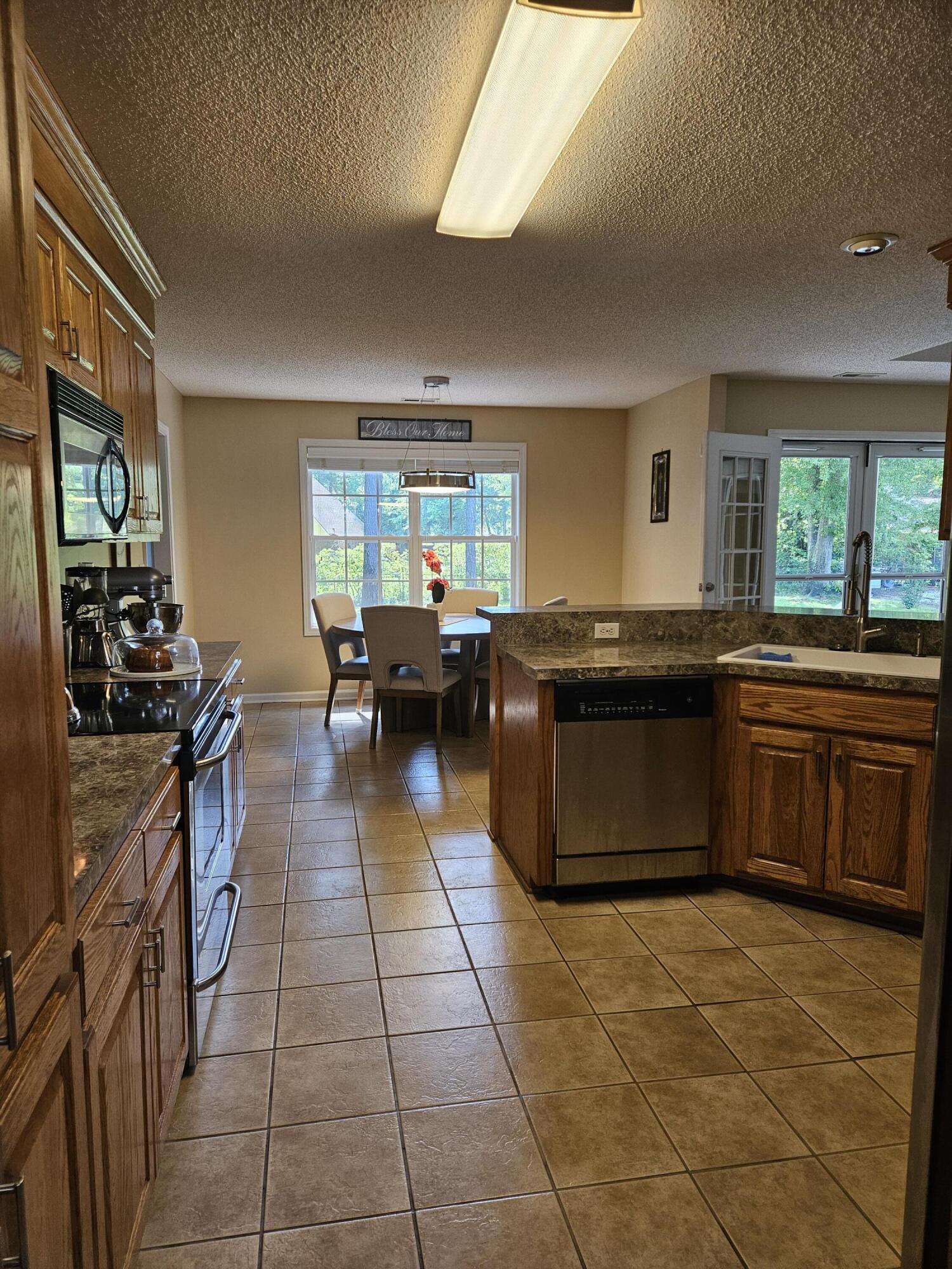 2947 Sylvan Way Sumter, SC 29150 - Photo 6 of 44 20240523_101307