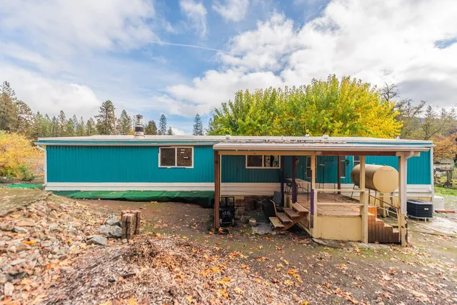 a view of a backyard with sitting area