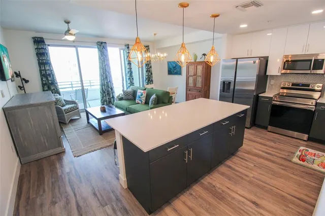 $3,900 | 1703 North Tamiami Trail, Unit B406, Sarasota, FL 34236