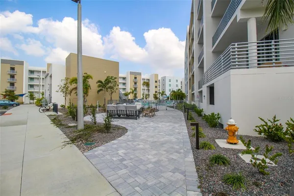 $3,900 | 1703 North Tamiami Trail, Unit B406, Sarasota, FL 34236