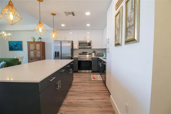 $3,900 | 1703 North Tamiami Trail, Unit B406, Sarasota, FL 34236