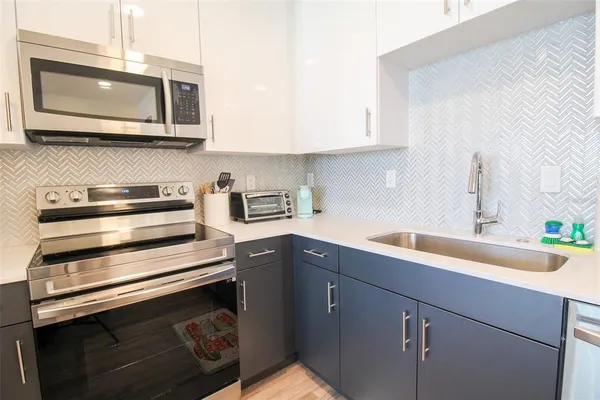 $3,900 | 1703 North Tamiami Trail, Unit B406, Sarasota, FL 34236