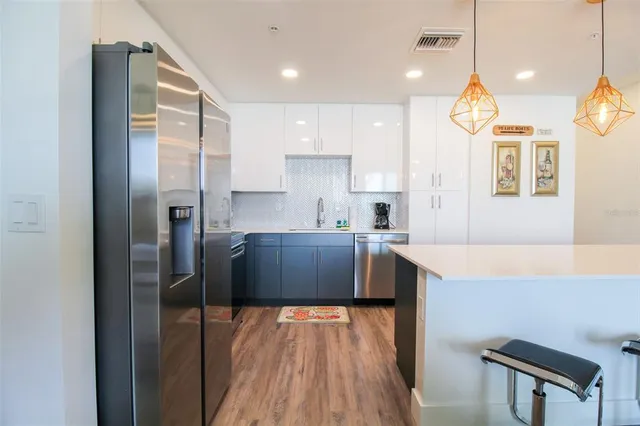 $3,900 | 1703 North Tamiami Trail, Unit B406, Sarasota, FL 34236