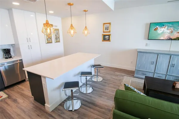 $3,900 | 1703 North Tamiami Trail, Unit B406, Sarasota, FL 34236