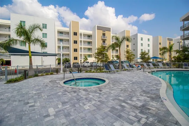 $3,900 | 1703 North Tamiami Trail, Unit B406, Sarasota, FL 34236