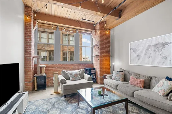 $199,000 | 712 Broadway Boulevard, Unit 401, Kansas City, MO 64105