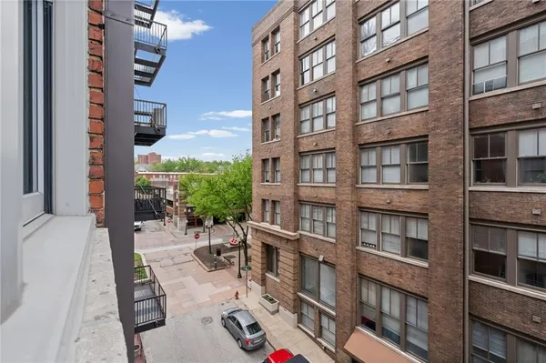 $199,000 | 712 Broadway Boulevard, Unit 401, Kansas City, MO 64105