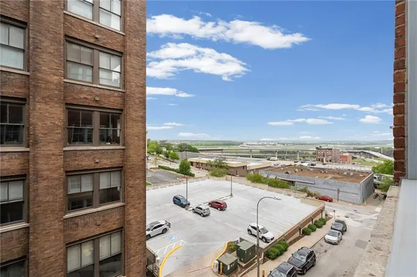 $199,000 | 712 Broadway Boulevard, Unit 401, Kansas City, MO 64105