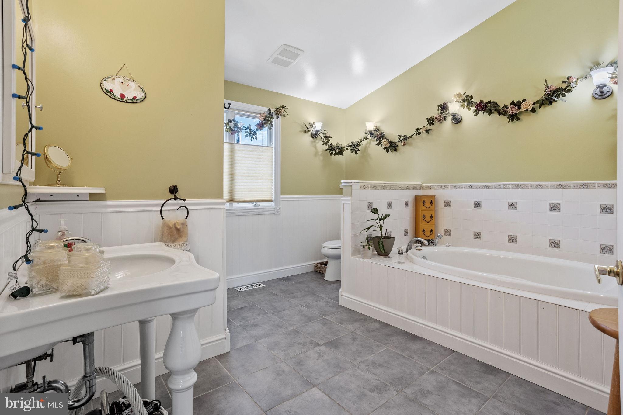 810 Colby Avenue Delran, NJ 08075 - Photo 19 of 33 a bathroom with a tub sink and mirror