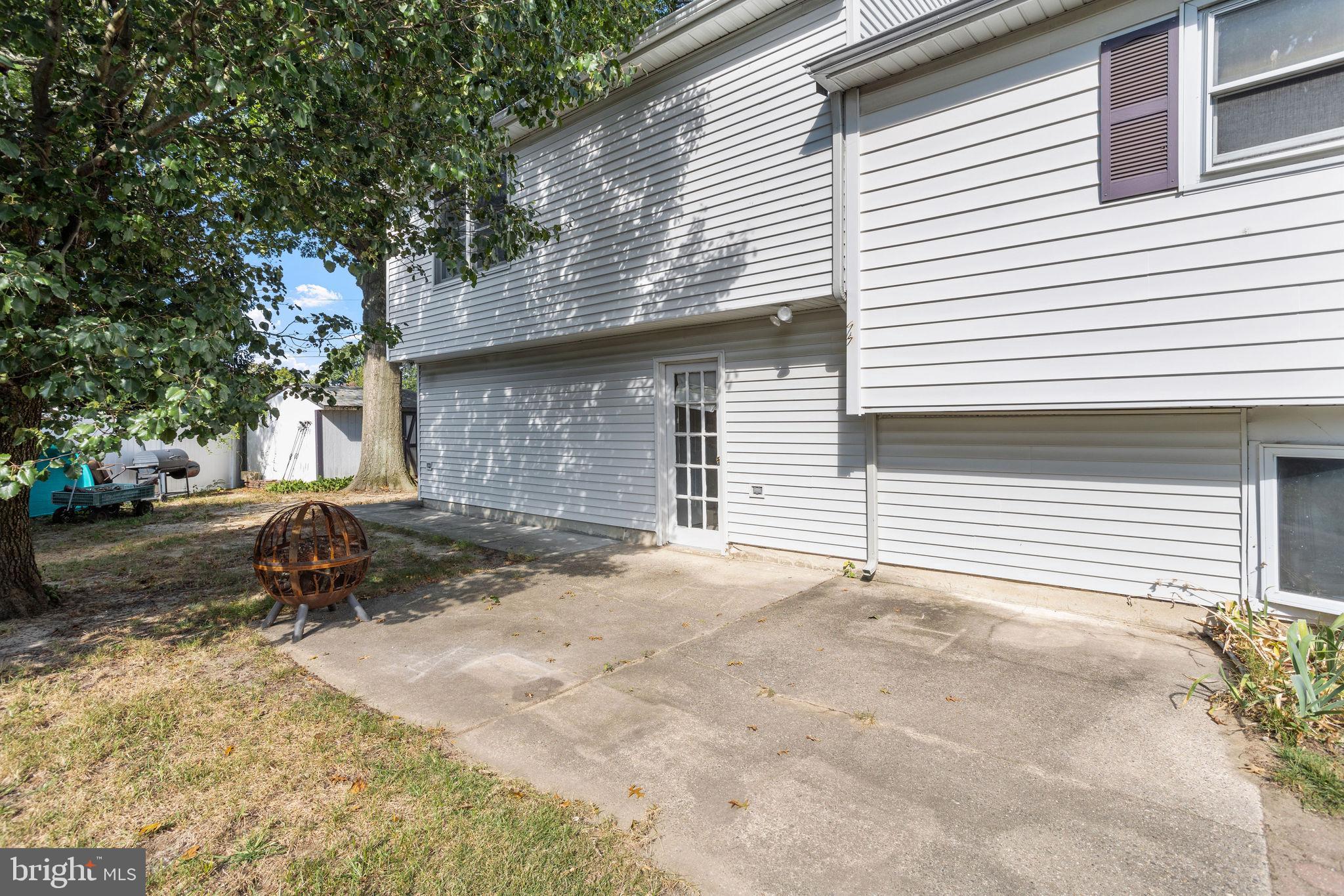 810 Colby Avenue Delran, NJ 08075 - Photo 32 of 33 a backyard of a house