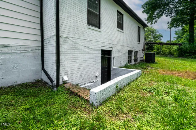 a view of a house with backyard