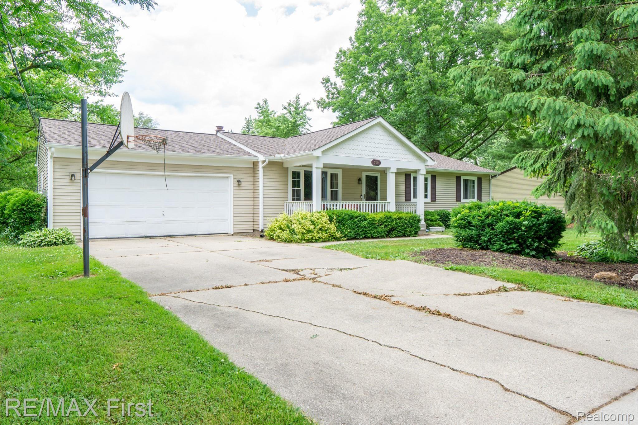 930 Grace Avenue Rochester, MI 48307 - Photo 4 of 35 930 GRACE AVE-01.jpg