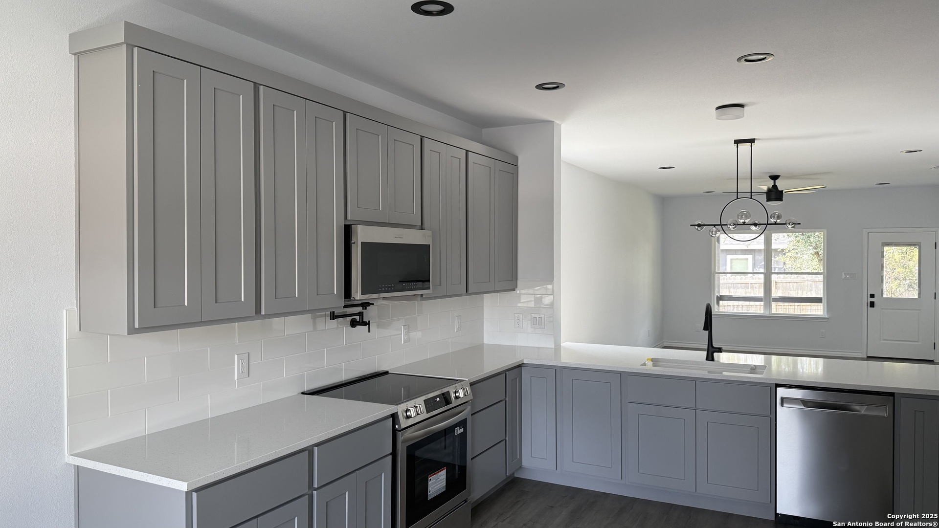 124 Lookout Court Spring Branch, TX 78070 - Photo 12 of 28 a kitchen that has a sink and a stove in it